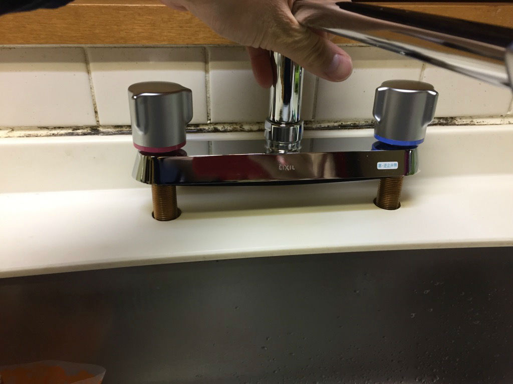 キッチン水栓 2ハンドル混合栓 を自分で交換する方法 壊れやすい